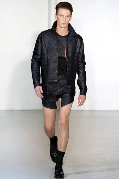 Look 16